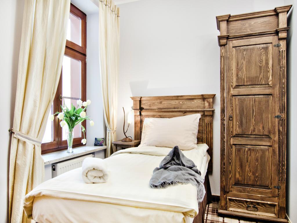 Five Stars Bed&Breakfast Wroclaw Oda fotoğraf